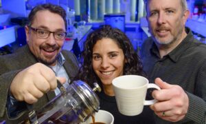 Los científicos acaban de descubrir lo que realmente le hace el café a su intestino (y a su cerebro)