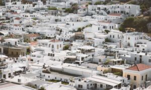 Por qué pintar tu casa de blanco podría ayudarte a sobrevivir una ola de calor