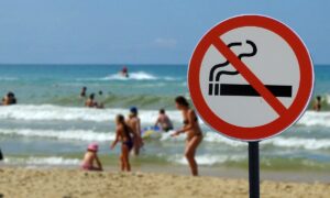 Rímini prohíbe los cigarrillos en la playa: la prohibición comienza en mayo (incluso los electrónicos)