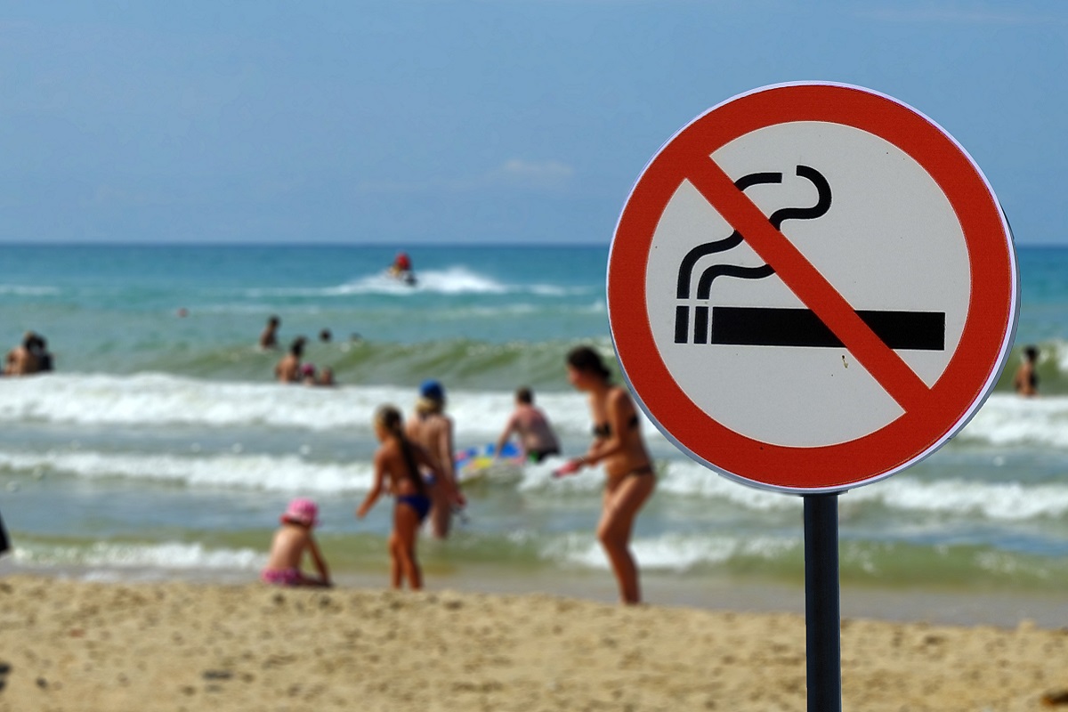 Rímini prohíbe los cigarrillos en la playa: la prohibición comienza en mayo (incluso los electrónicos)