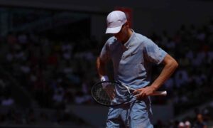 Sinner se desploma bajo los percibidos 36 grados de París: el calor récord lo elimina de Roland Garros