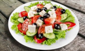 Ensalada griega: 15 variaciones de la receta clásica para no aburrirse nunca en verano