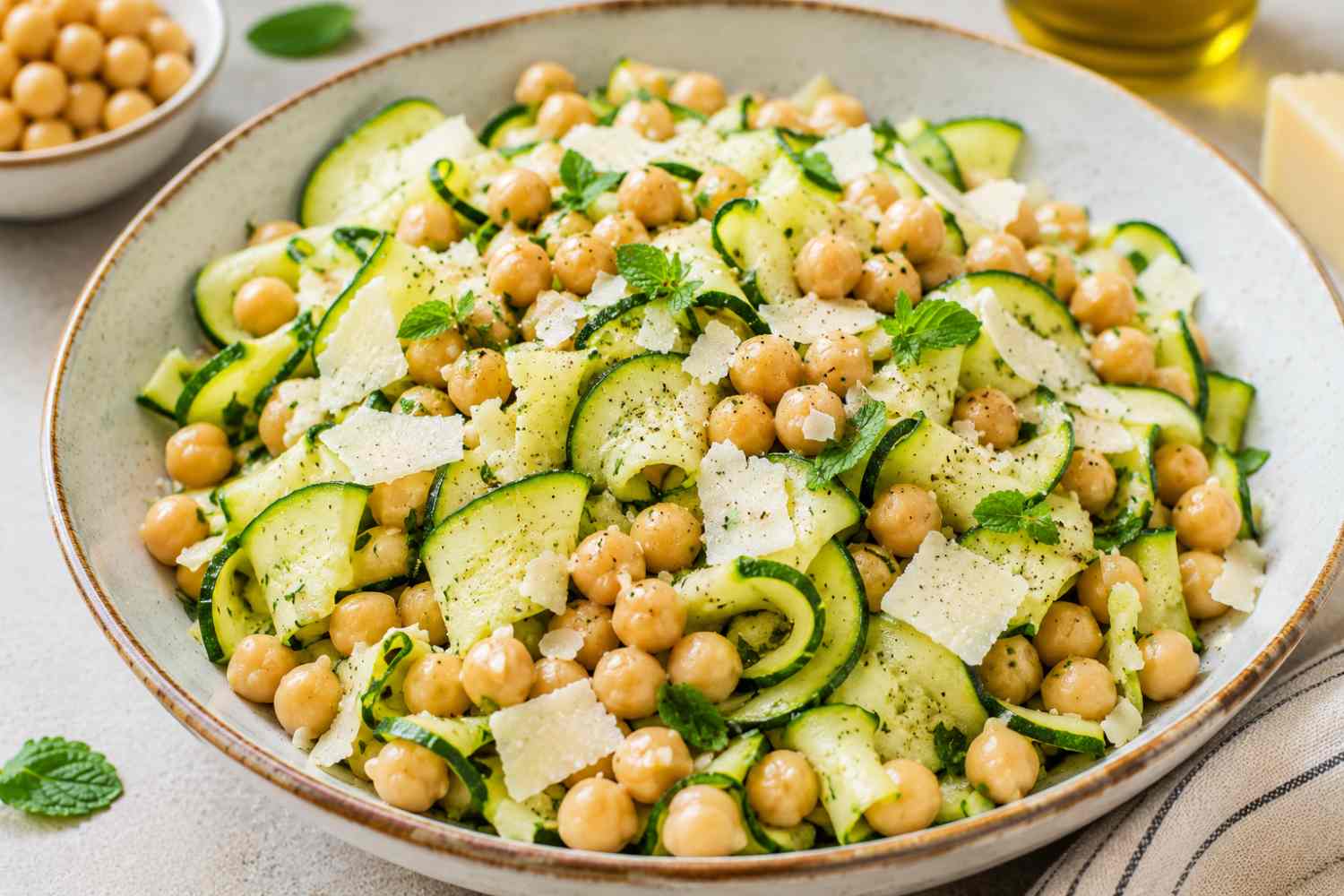 ensalada de garbanzos, calabacín y queso pecorino