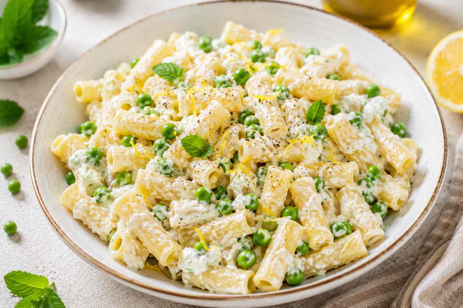 Pasta fría con crema de ricotta, guisantes y limón