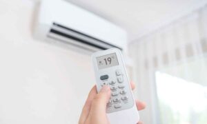 Aires acondicionados: refrescan el aire de tu hogar, pero empeoran peligrosamente su calidad (especialmente en el baño)