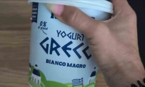 Casi todo el mundo comete este error cuando abre un tarro de yogur griego. ¿Tú también?