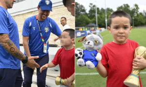 El pequeño aficionado de Uzbekistán, que lloró tras la derrota en el Mundial, se reunió con los jugadores y el técnico Fabio Cannavaro