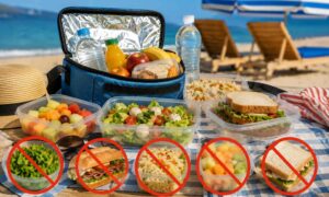 Estos 5 alimentos NUNCA deberían terminar en tu bolsa de playa (y una hielera no es suficiente)