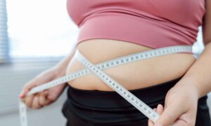Grasa abdominal después de los 40: un nuevo estudio revela el interruptor biológico que hace que aumente