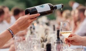La copa de vino de la cena pesa más de lo que nos decíamos