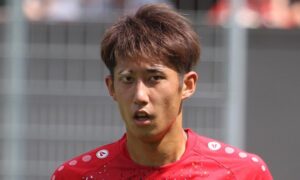 La gran lección de body positivity del defensa japonés Hiroki Ito que no oculta su vitíligo y muestra con orgullo su ceja blanca