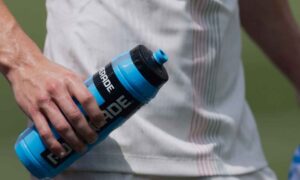 Mundial 2026, la FIFA da marcha atrás y prohíbe las botellas de agua en los estadios (justo cuando crece la alarma por el calor)