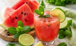 ¡Olvídate del Gatorade! Combina estos 3 ingredientes para obtener una bebida con electrolitos naturales que rehidrata las células aún más rápido
