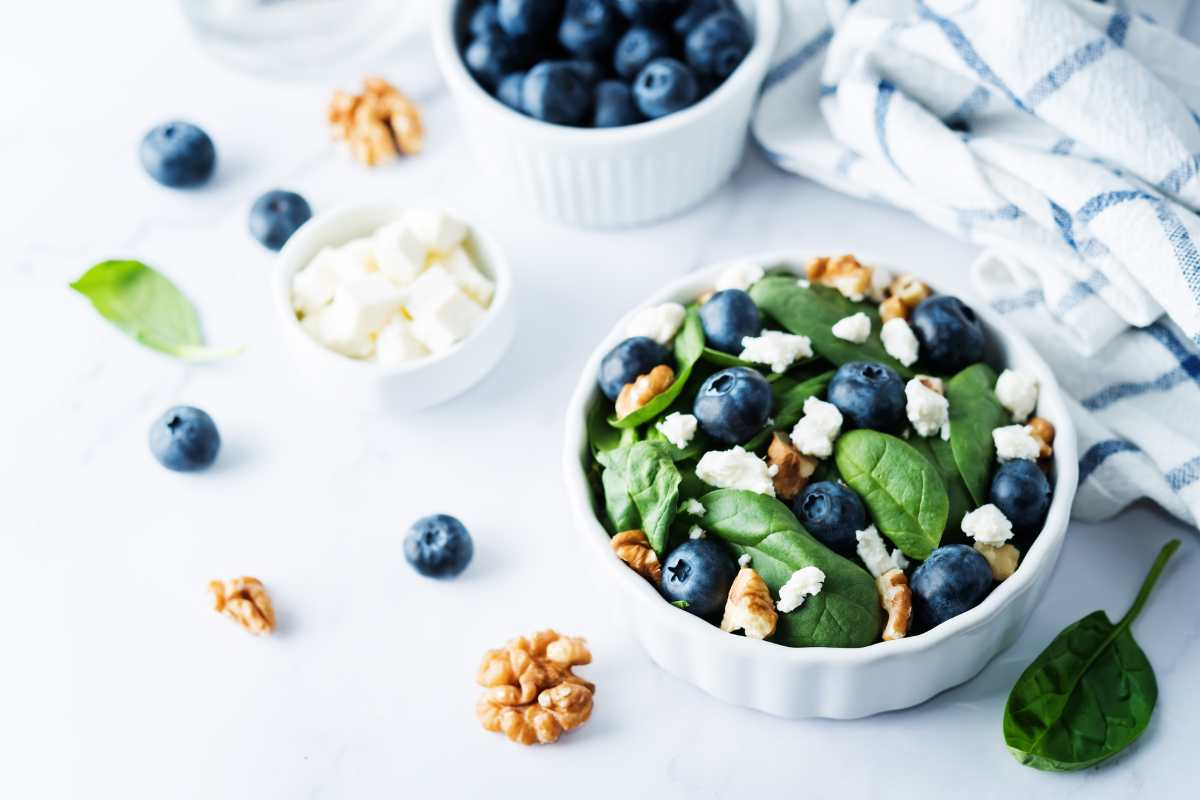 ensalada de espinacas y arándanos