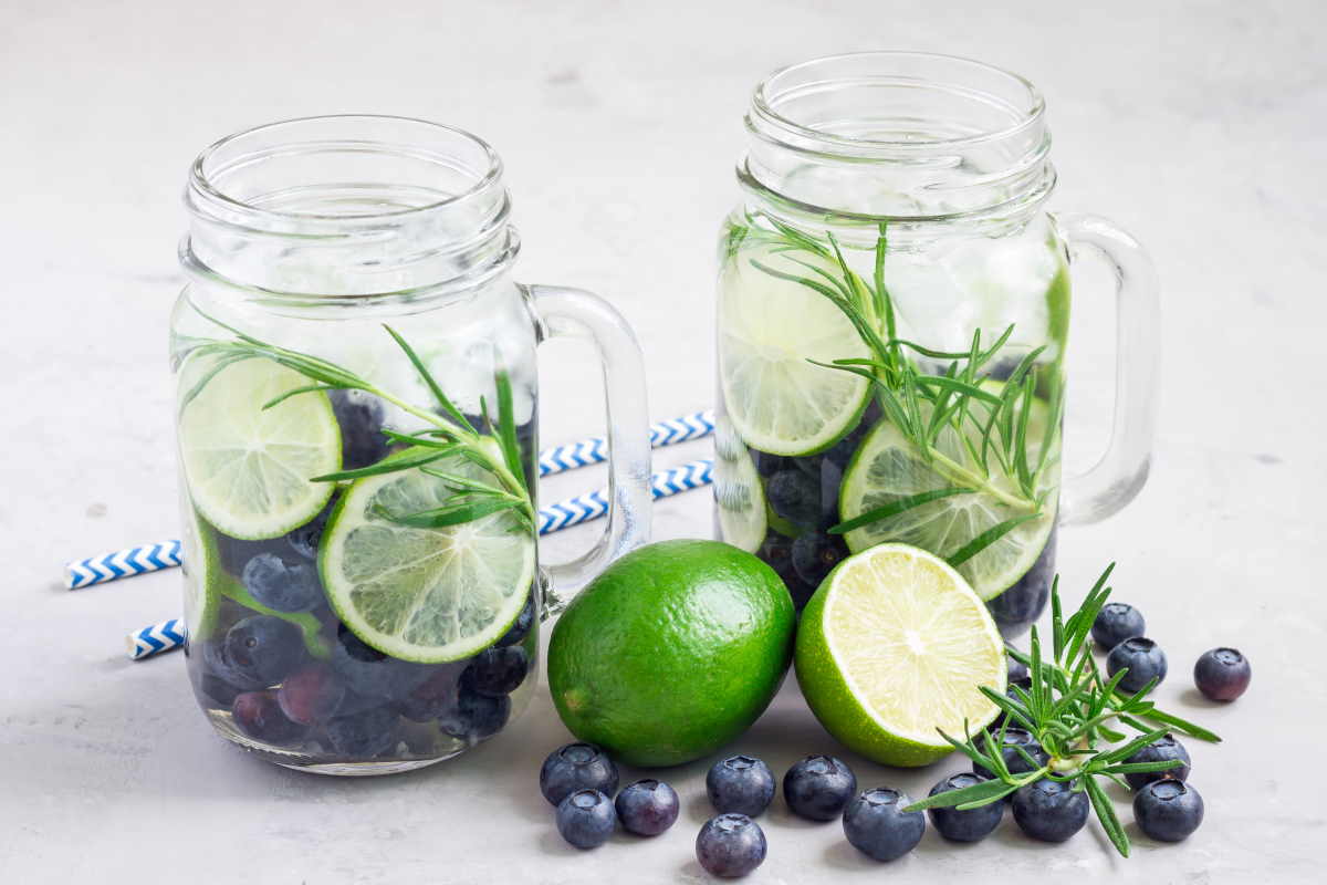 agua detox de arándanos y limón