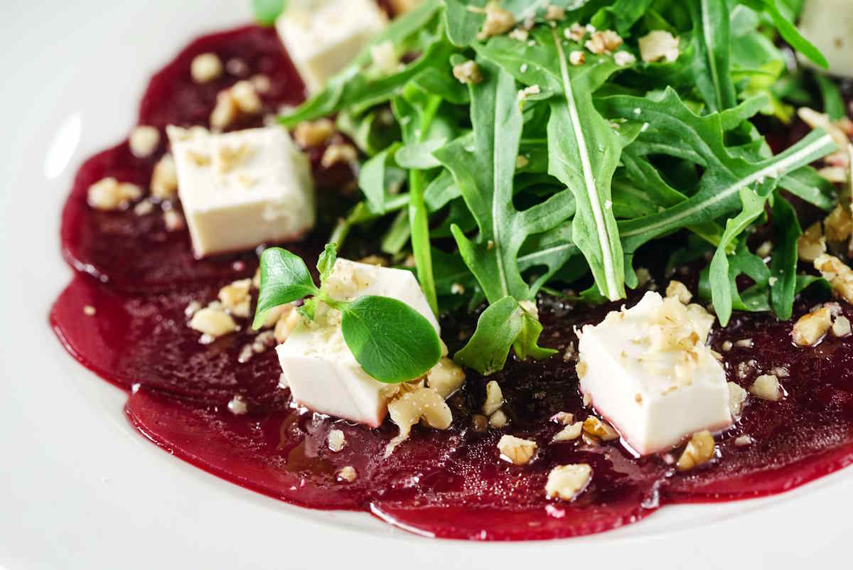 carpaccio de remolacha y rúcula
