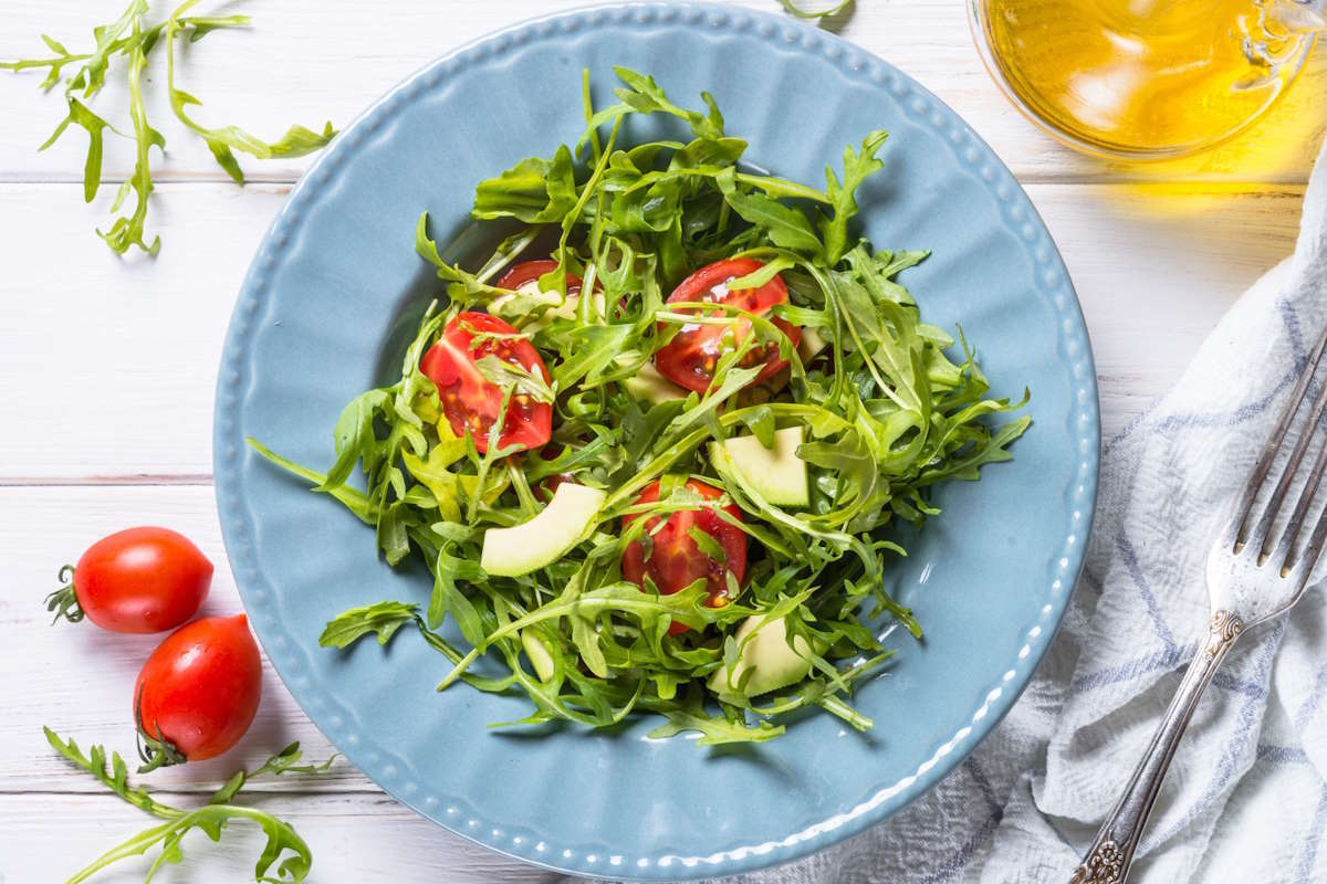 Ensalada de rúcula, aguacate y tomate
