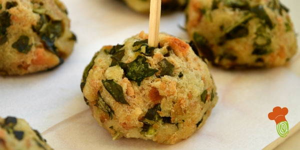 albóndigas, pan y rúcula