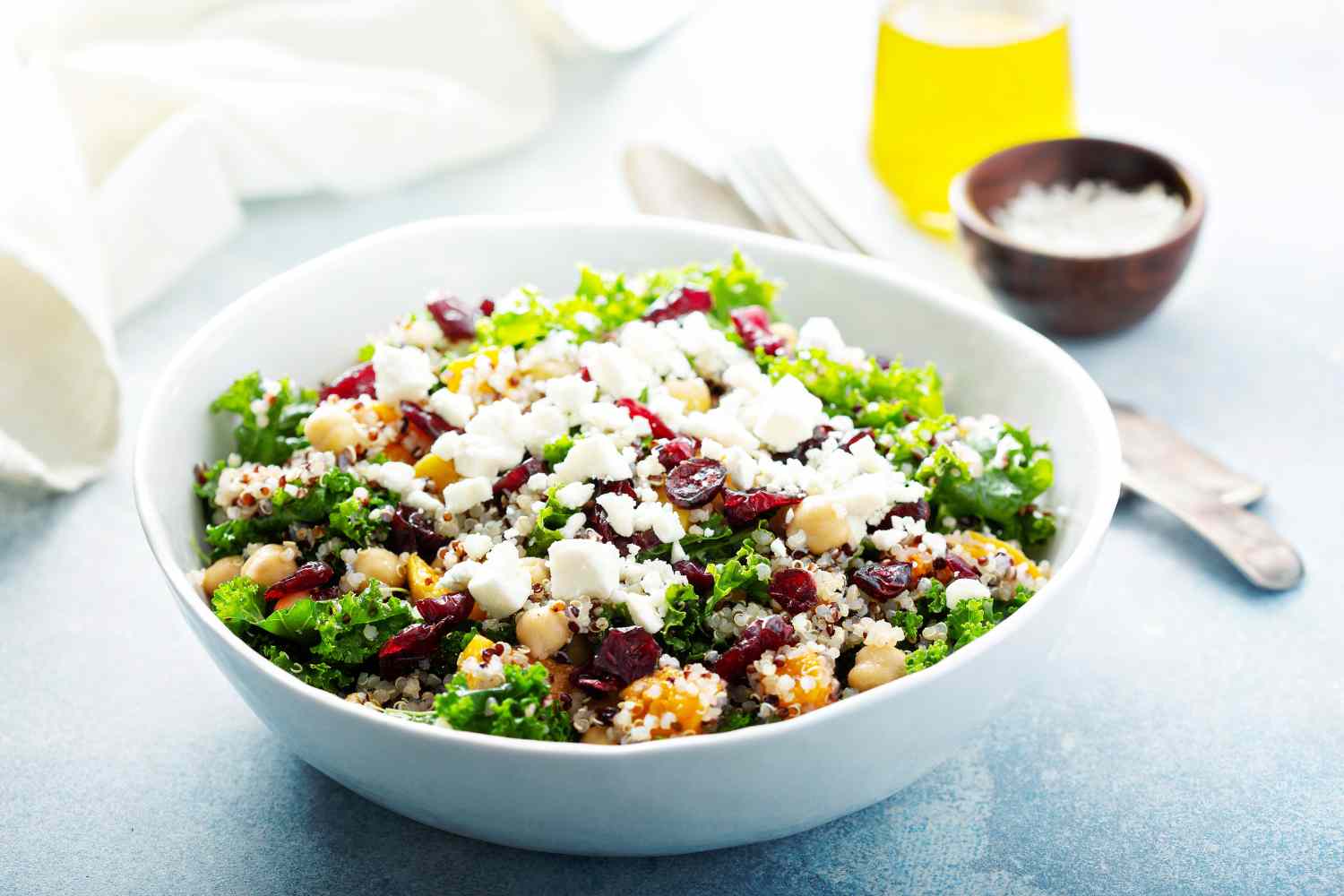 Ensalada proteica con garbanzos, queso feta y verduras frescas (1)