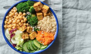 7 almuerzos vegetarianos ricos en proteínas que te llenan por mucho tiempo y ayudan a evitar el bajón de energía de la tarde