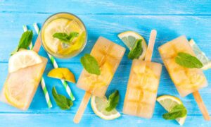 Así preparo paletas de limón y menta: la receta súper refrescante (y sin azúcar)