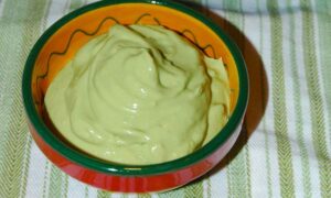 ¿Aguacate demasiado maduro? No lo tires, conviértelo en este loco postre de pistacho
