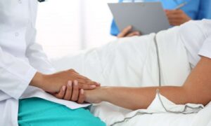 Fin de la vida, Emilia-Romaña sigue a Toscana y Cerdeña y aprueba la ley sobre el suicidio médicamente asistido. ¿Qué cambia ahora?