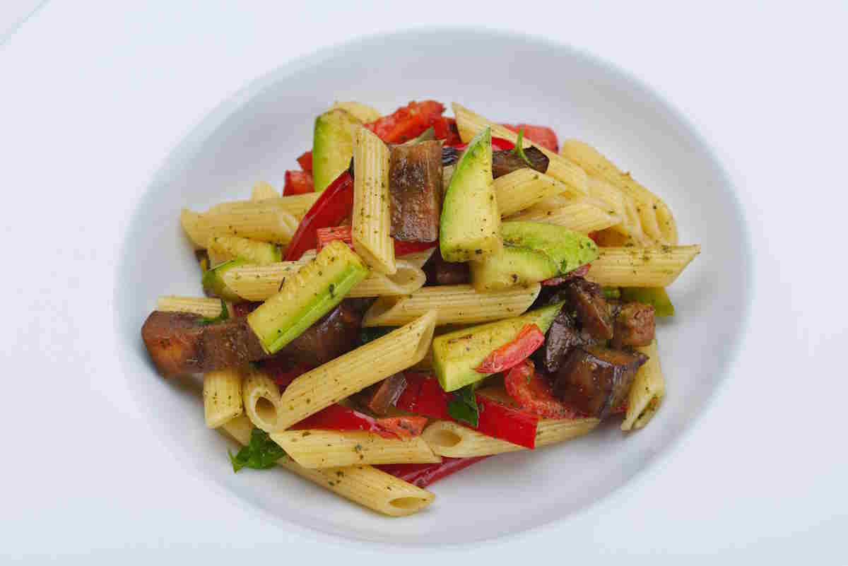 pasta fría y verduras asadas