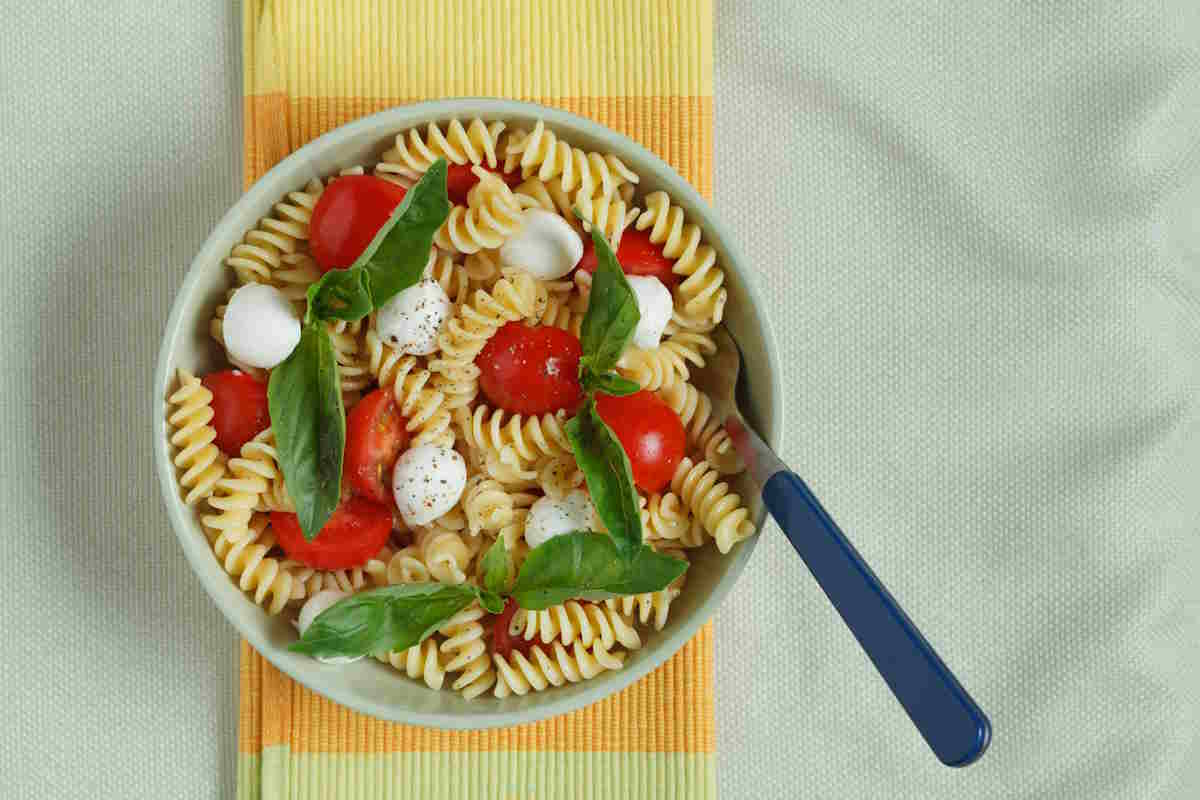 pasta fría con tomate y albahaca