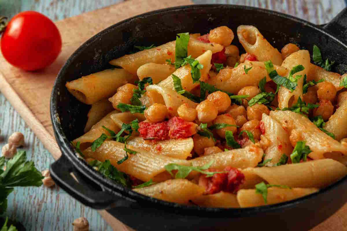 pasta fría con garbanzos y tomates cherry