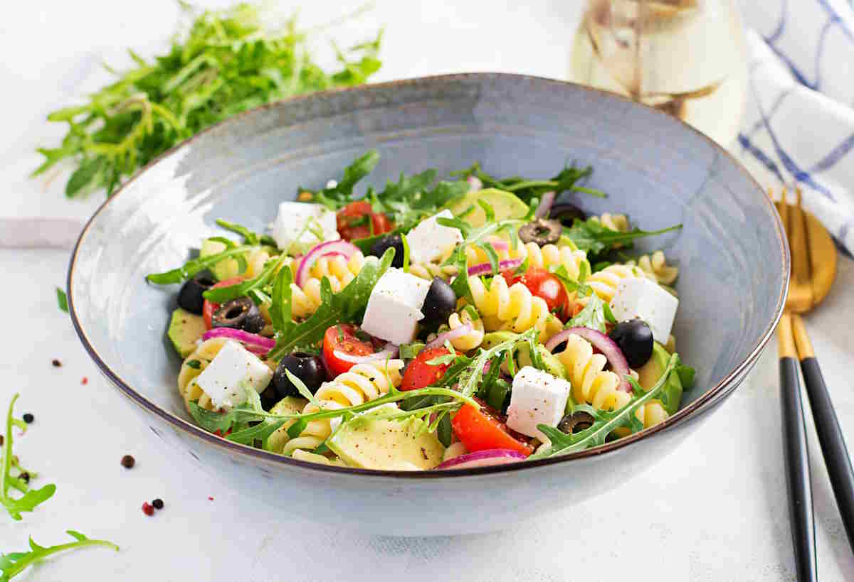 pasta fría con queso feta y tomate