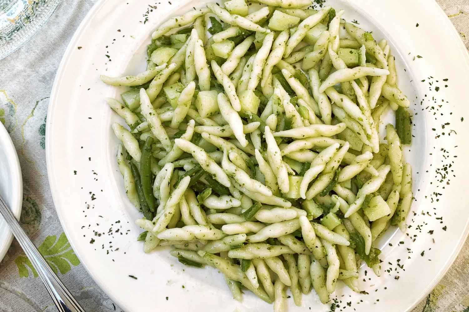 Pasta fría con judías verdes, patatas y pesto
