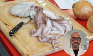“Comer pulpo crudo es peligroso”: Bassetti da la alarma sobre la polémica tradición (y los barienses responden)
