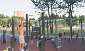 Este verano el lema es la calistenia: cómo desarrollar masa muscular al aire libre con el propio peso corporal
