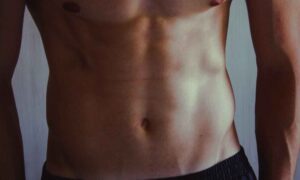 Menos grasa abdominal y más músculo: la rara mutación genética recién descubierta que todos desearíamos tener