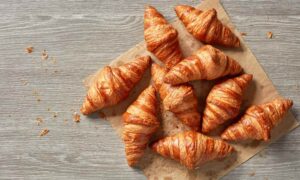 Pide un croissant vegano, pero le sirven el de leche y entra en shock anafiláctico: ¿todavía hay demasiada superficialidad sobre las alergias alimentarias?