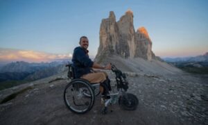Sube las Tres Cimas de Lavaredo en silla de ruedas para ver el amanecer a 2.454 metros: la emocionante hazaña del campeón paralímpico Luca Da Prato