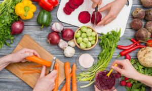 ¿Los vegetarianos y veganos tienen más riesgo de sufrir trastornos alimentarios? Lo que descubrió un nuevo estudio sobre más de 25 mil personas