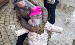 A los 3 años, Youssra arriesga su vida si se expone al sol: la escuela se transforma para protegerla de la rara enfermedad de los “niños de la luna”