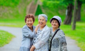 En Japón, los centenarios superan el récord de 100.000: el 87% son mujeres (y esto también gracias a su alimentación)