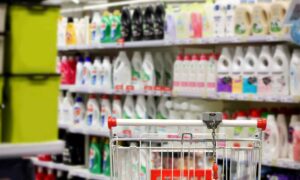 Entra en una tienda para hacer compras, pero se envenena con vapores de detergente y acaba en el hospital.