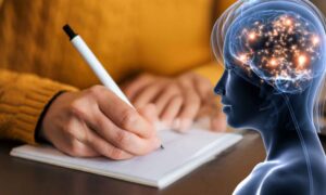 Escribir a mano estimula mucho más el cerebro que hacerlo en un teclado. Un estudio revela por qué nunca deberíamos dejar de usar cursiva