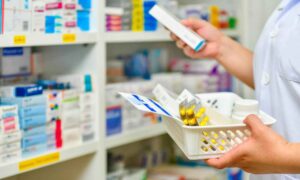 Medicamentos y suplementos sin receta: 8 de cada 10 poco efectivos o problemáticos, qué saber antes de comprarlos