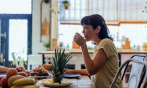 Nutrición consciente y bienestar articular: apoyando la movilidad femenina en periodos de transición