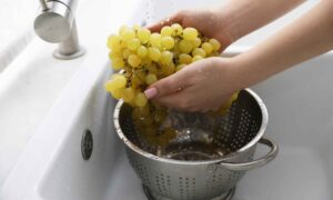 Pesticidas en las uvas: el simple error que muchos cometen al lavarlas