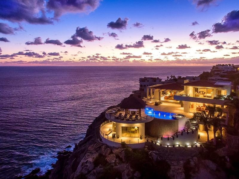 Villa Peñasco iluminada al atardecer en los acantilados de Pedregal, Cabo San Lucas