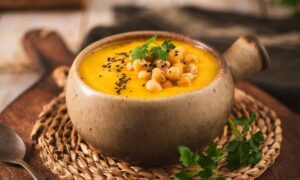 Esta sopa de castañas, garbanzos y calabaza es el plato de otoño que querrás volver a preparar durante todo octubre.
