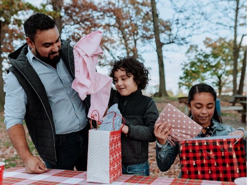 Niños mexicanos abriendo regalos en el día de Reyes.