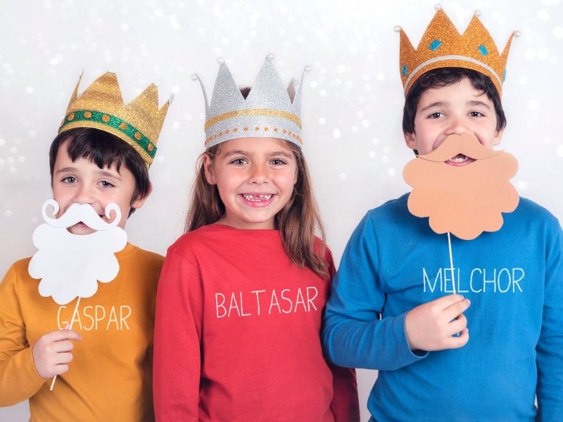 niños en el día de los reyes magos en méxico