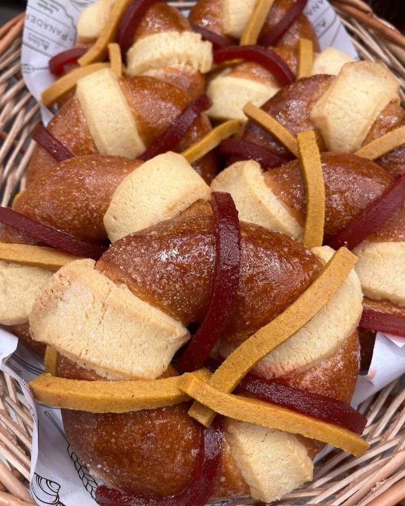 Pequeña rosca de reyes individual en una panadería mexicana